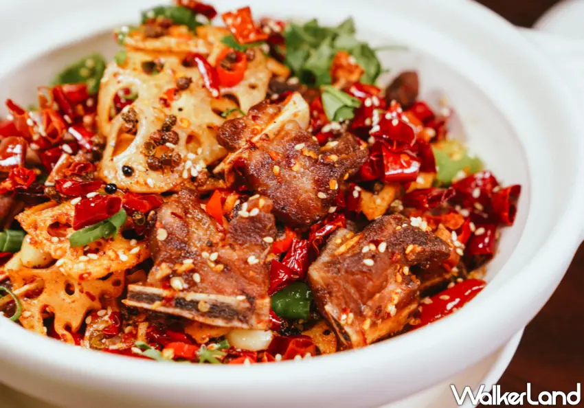 ▲愛吃辣的饕客必點乾鍋雪花排，麻辣後勁十足。（美食好芃友提供）