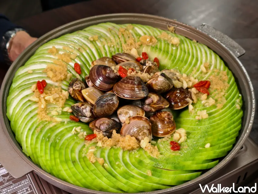 ▲蛤蜊絲瓜為擺盤講究，絲瓜口感軟嫩搭配鮮美蛤蜊，清爽又開胃。（美食好芃友提供）