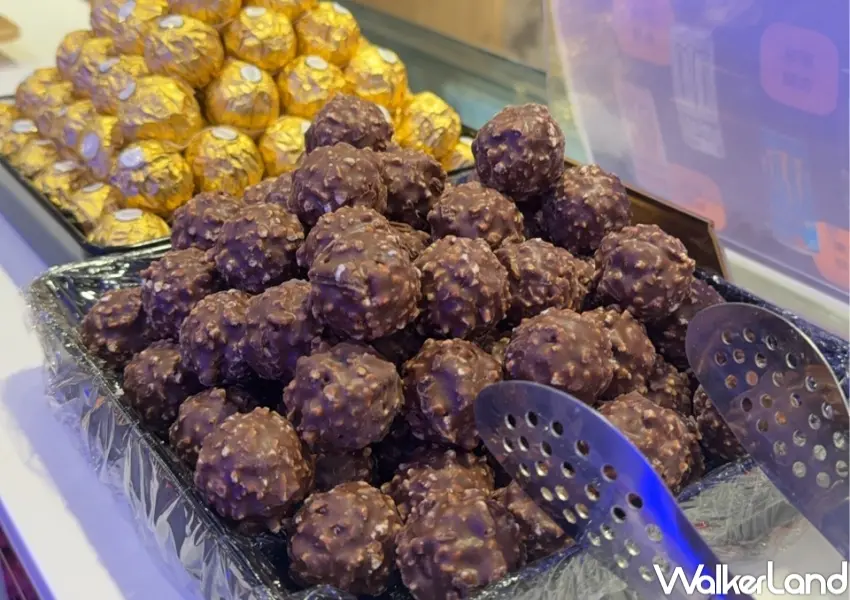 ▲極千葉火鍋為西洋情人節打造金莎巧克力山,以堆疊方式成為自助吧亮點。