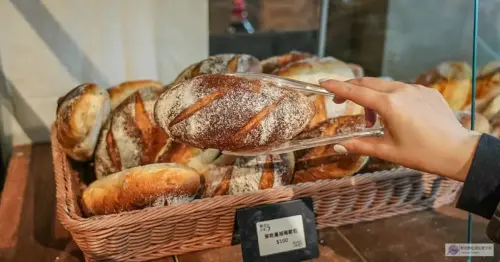 桃園觀音全村的希望麵包工廠，隱身田園的窯烤美味，古董紅眠床與平價歐包。