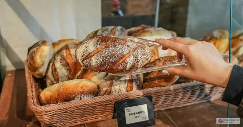 桃園觀音全村的希望麵包工廠，隱身田園的窯烤美味，古董紅眠床與平價歐包。