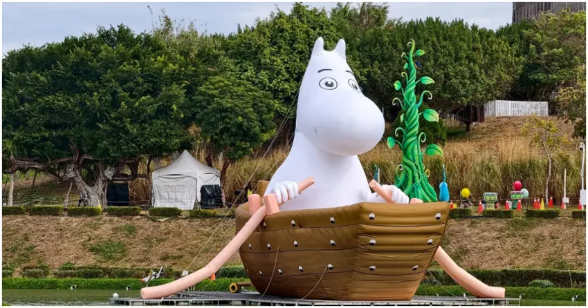 2026中台灣燈會搶先看！巨型姆明在湖面划船，台中中央公園變身姆明樂園。