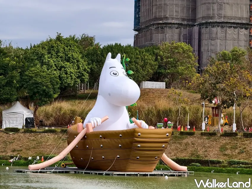 ▲巨大姆明在台中中央公園湖面上划船，成為民眾拍照打卡熱點。（攝影：楊婷雅）