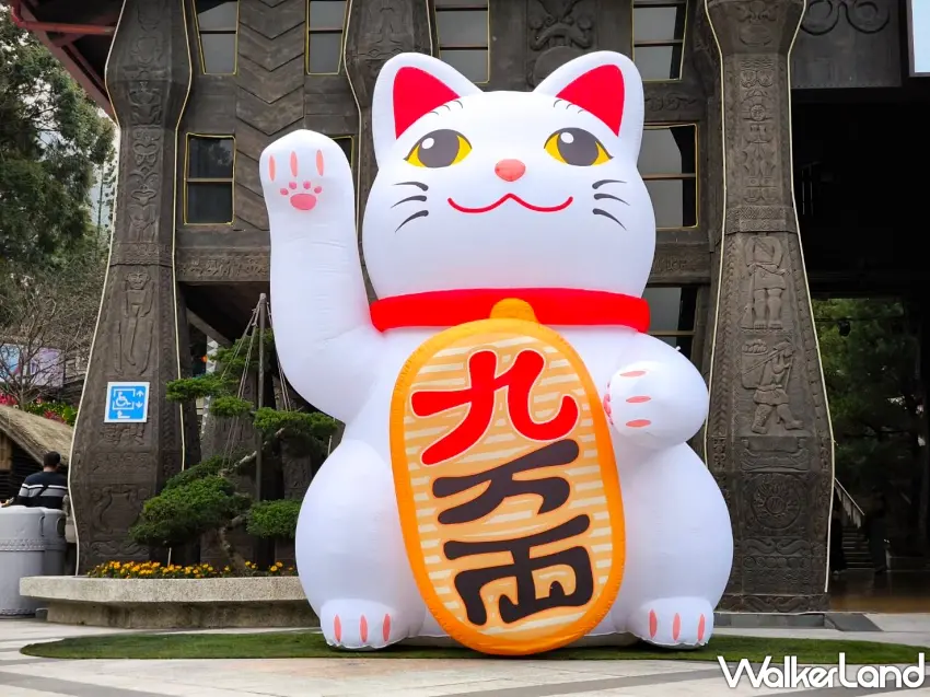▲櫻花祭萌主 4 米巨大招財貓「九萬兩」。 圖/九族文化村提供;窩客島整理