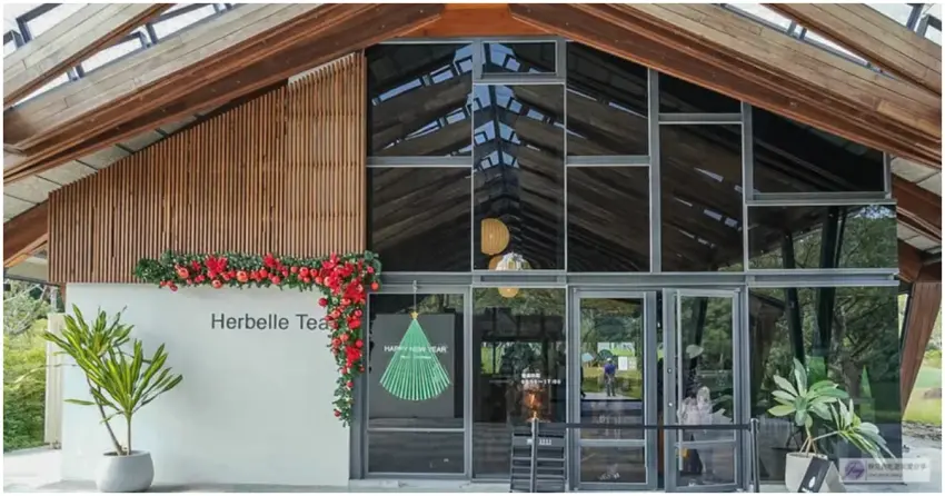 礁溪Herbelle Tea湖畔茶屋，湖景第一排玻璃屋，茶系甜點推薦。