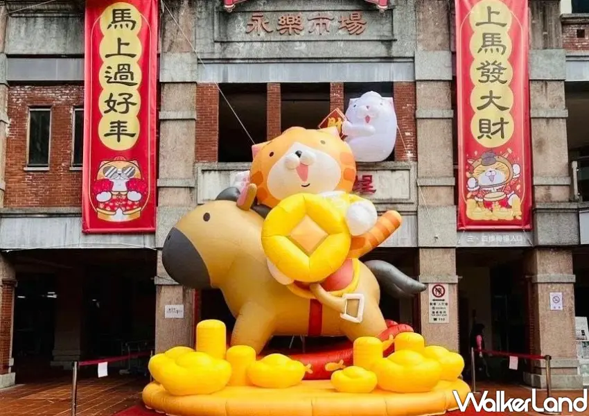 ▲高達5公尺的白爛貓騎在馬上、踩著金元寶大型氣偶，連好朋友「麻糬」與「臭跩貓」都躲在建築屋頂賣萌。