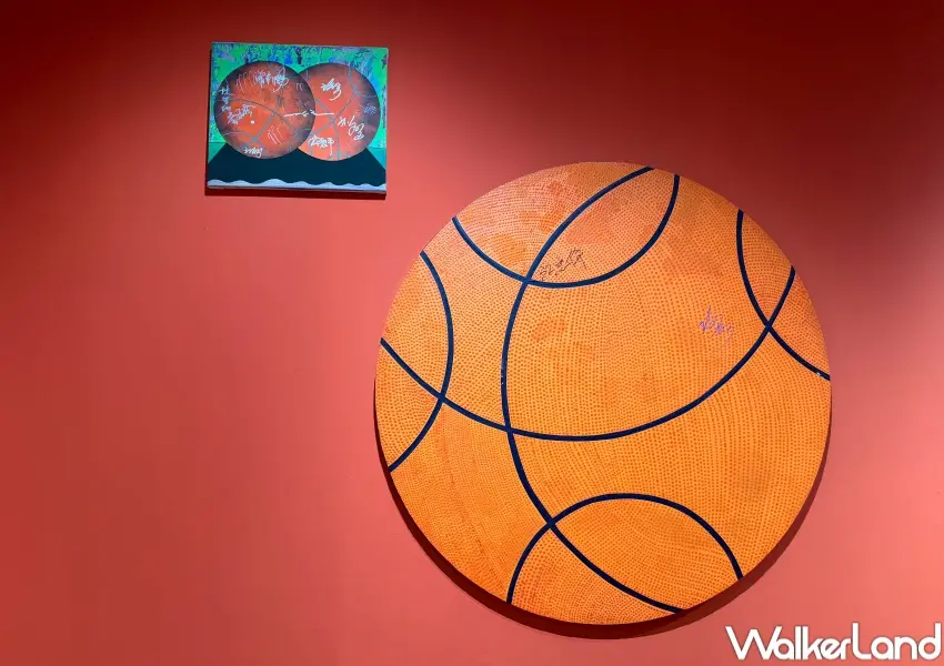 ▲中山站展覽必逛亮點！謝牧岐展出9幅作品，《簽名球》系列透過藝術家共同簽名探討團體生活與個人在場的關係。(攝影：鄭亦庭)