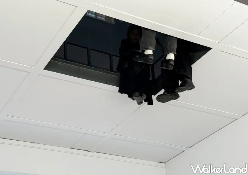 ▲台北當代藝術館一樓展區亮點！賴志盛《二階堂》打破空間常規，以懸空雙腳展現偶遇的可能性。(攝影：鄭亦庭)