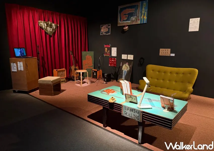 ▲中山站當代館二樓展區必逛！以沙發、矮桌、音樂器材等打造萬事屋，可以直接坐在沙發上。(攝影：鄭亦庭)