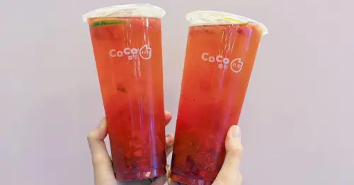 CoCo買一送一！CoCo莓好雙果茶第二杯0元，美樂蒂聯名紙杯拍起來。