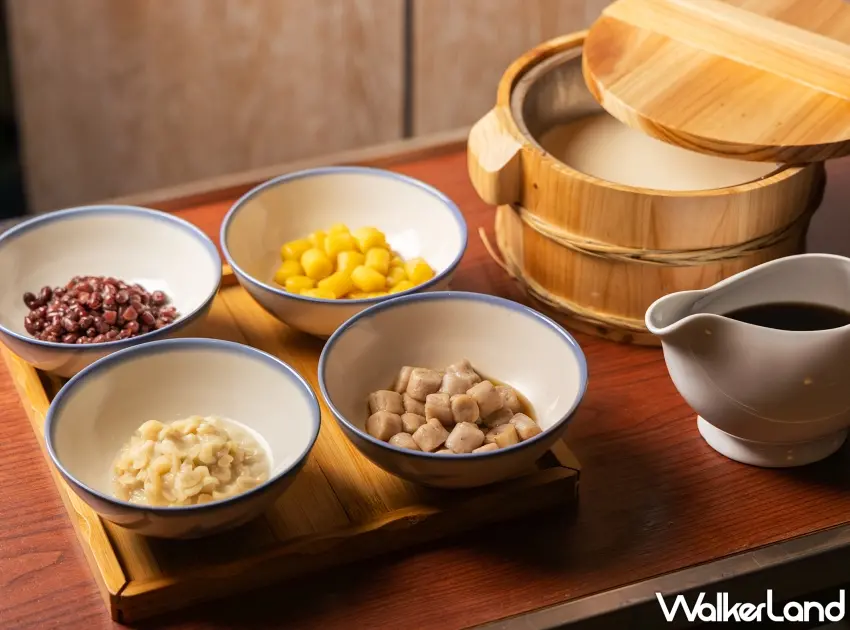 ▲雲錦中餐廳木桶豆花，遵循鹽滷製法，佐4種配料。圖／台北君悅酒店提供；窩客島整理