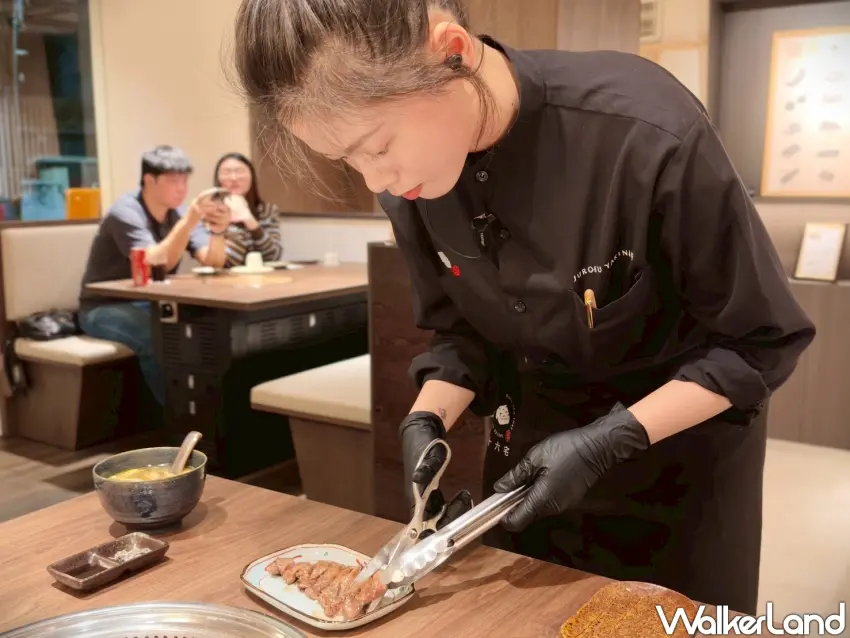 ▲十六宅燒肉全程提供桌邊服務。（攝影：楊婷雅）