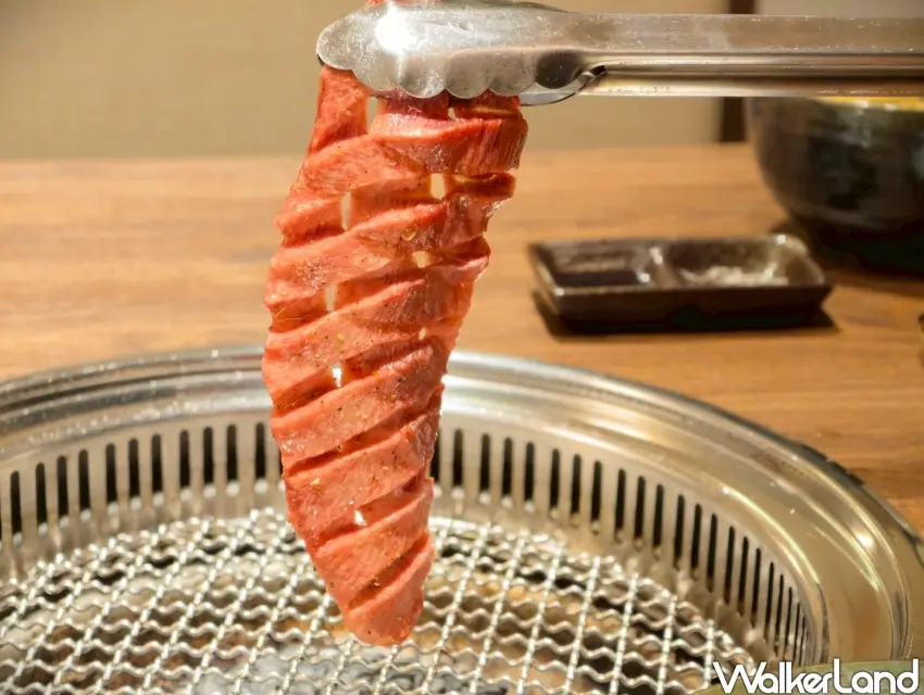 ▲牛舌拉起瞬間，厚切的份量感與彈嫩口感讓人食指大動。（攝影：楊婷雅）