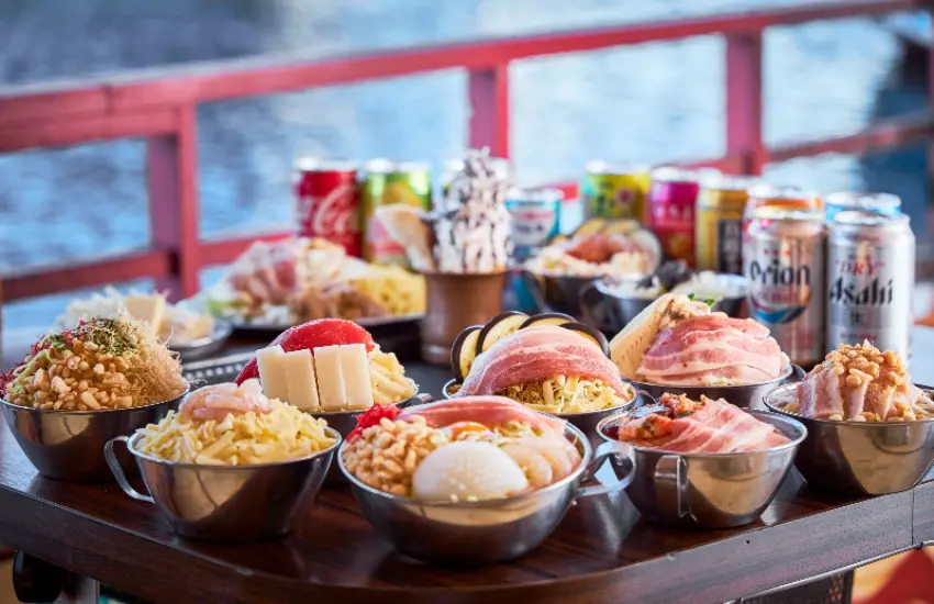 ▲台場路線的船上預計提供以文字燒為主的創作鐵板料理，隅田川路線的乘客每人可獲得日本產牛排100公克。