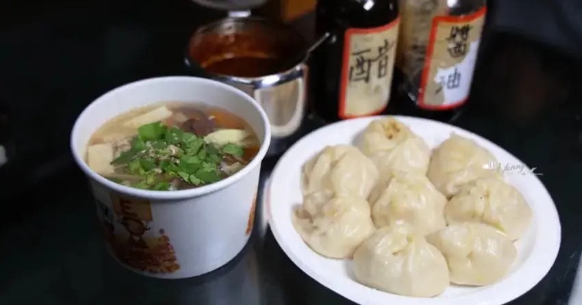 中山國中發哥筍湯包，隱身民宅二樓像在鄰居家吃飯，阿里山石篙筍脆口必點。