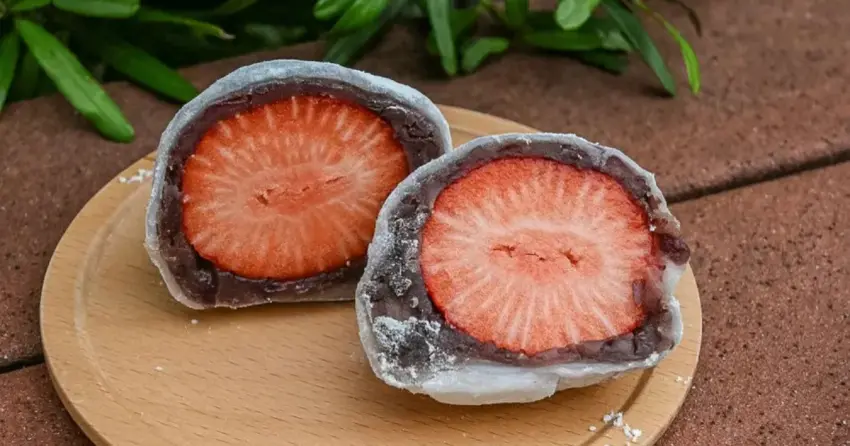 迪化街22黃金山海戀XXL草莓大福，金箔烏魚子鹹甜口味免排隊。