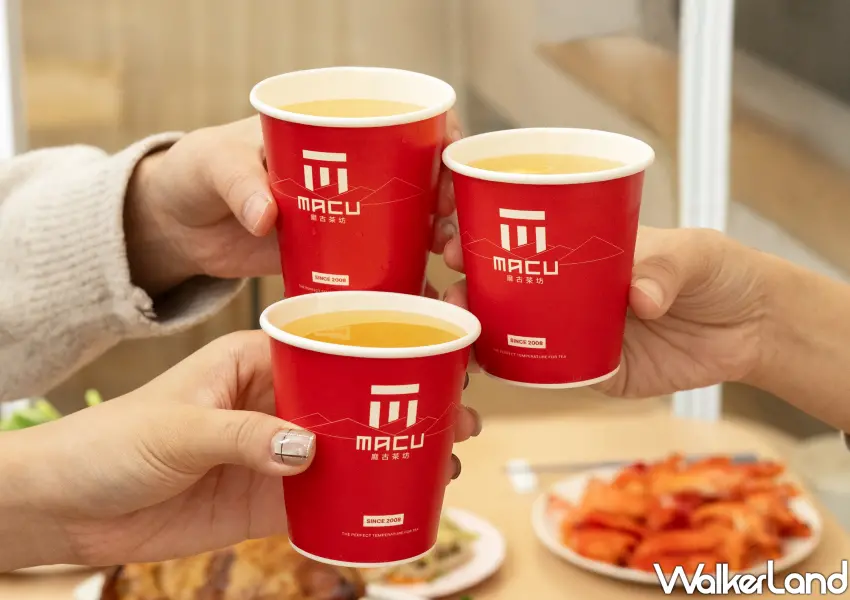 ▲麻古茶坊分享壺還隨餐附贈10個可愛的迷你杯，讓大家可以輕鬆分裝。