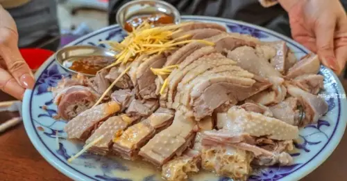 苗栗苑裡社苓鵝肉店巷弄美食，半隻鵝肉超大盤，在地人激推炒骨仔肉。