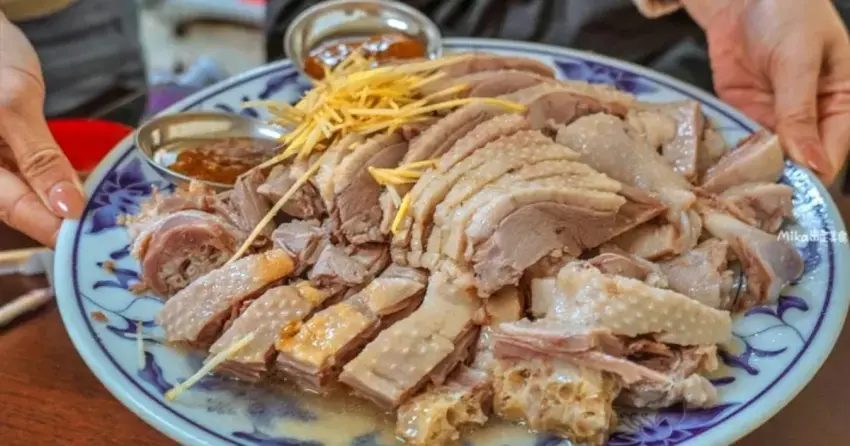 苗栗苑裡社苓鵝肉店巷弄美食，半隻鵝肉超大盤，在地人激推炒骨仔肉。