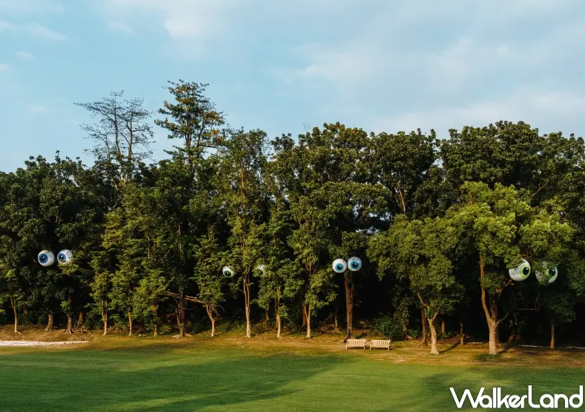 ▲英國藝術家痞子路克（Filthy Luker）以高雄果嶺自然公園地景打造的招牌眼球充氣裝置作品〈果嶺大眼睛〉。