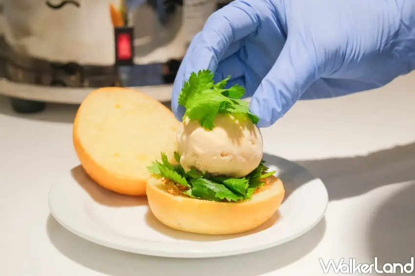 ▲哈根達斯烤花生冰淇淋香菜堡以法式布里歐麵包包夾花生冰淇淋與香菜，層次分明。（攝影：張人尹）。