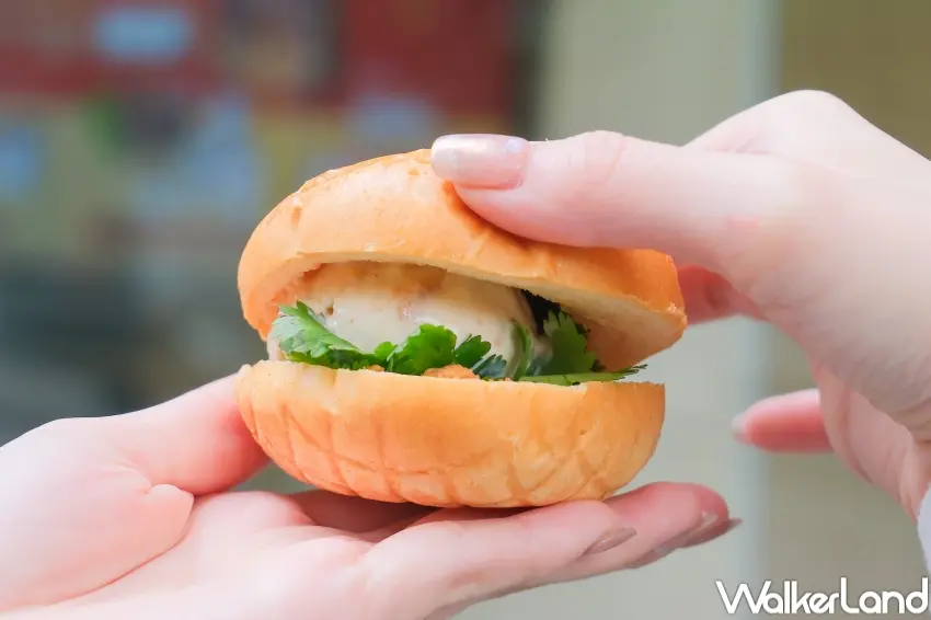 ▲即日起至 2/28，哈根達斯推出限定販售的烤花生冰淇淋香菜堡，吸引香菜話題粉絲關注。（攝影：張人尹）。