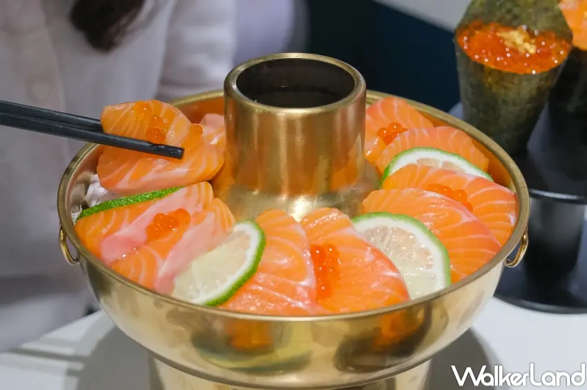 ▲爭鮮 PLUS 推出「霧裡尋鮭圍爐鍋」，以生魚片冷火鍋形式呈現，成為年節聚餐話題亮點。（攝影：張人尹）