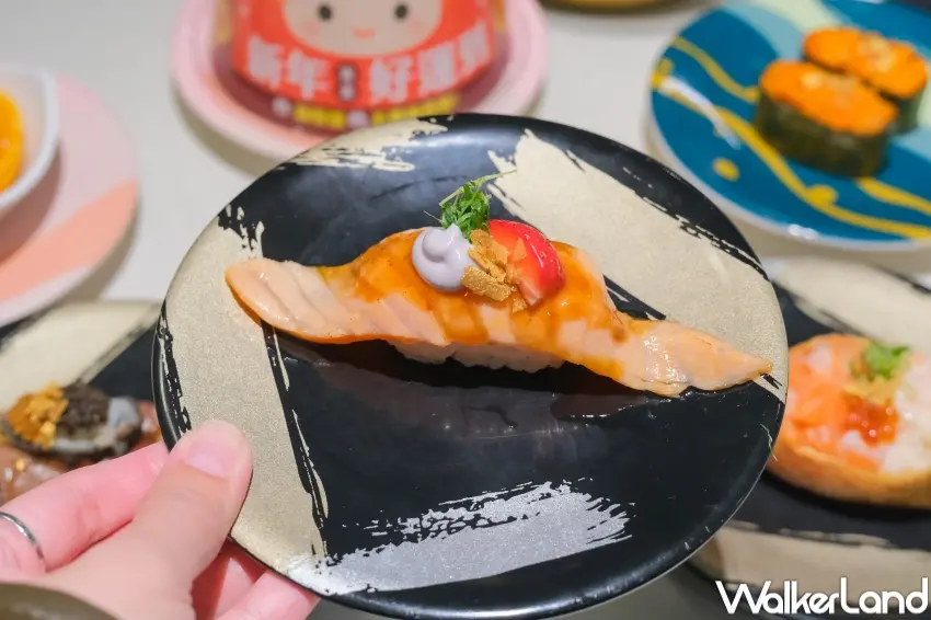 ▲爭鮮新品「甜甜戀愛草莓鮭」，以粉嫩草莓搭配炙燒鮭魚。（攝影：張人尹）