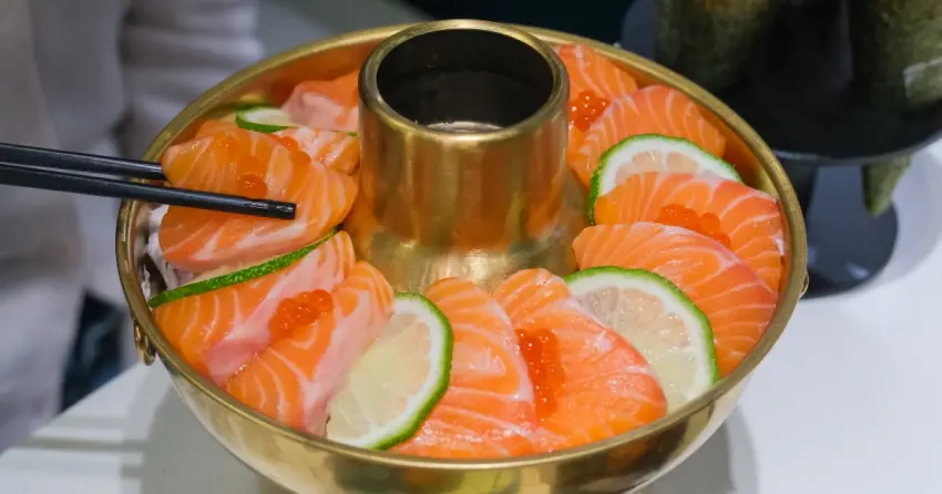 圍爐壽司冷火鍋！爭鮮鮭魚生魚片火鍋領軍11款新品，加碼30元壽司盲盒抽黃金。