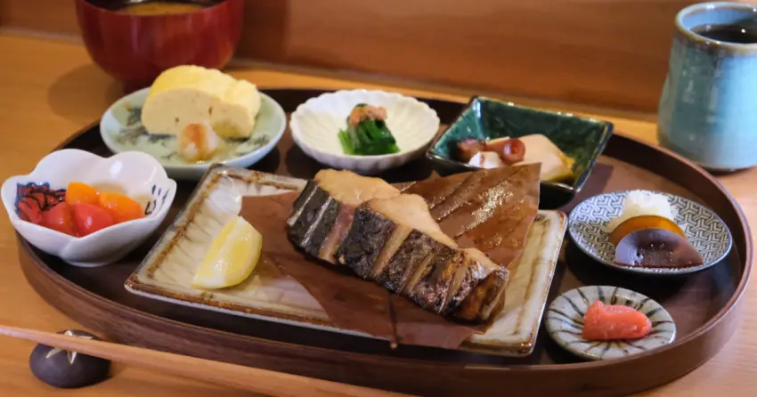 民生社區早午餐新提案！朝炭日式烤魚定食菜單先看，日本米免費續加。