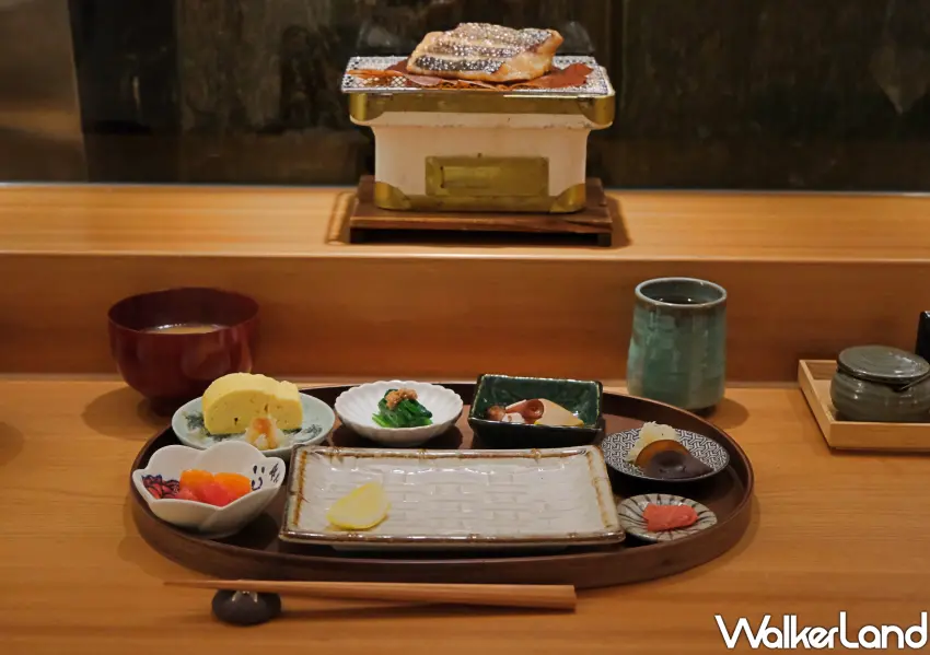 ▲日式烤魚早午餐「朝炭」上桌後也有炭火加熱。(攝影:鄭雅之)