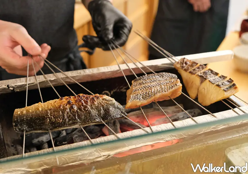 ▲運用特製的雲井窯烤爐,使用備長炭烤魚,為大家獻上猶如在日本的氛圍感。(攝影:鄭雅之)