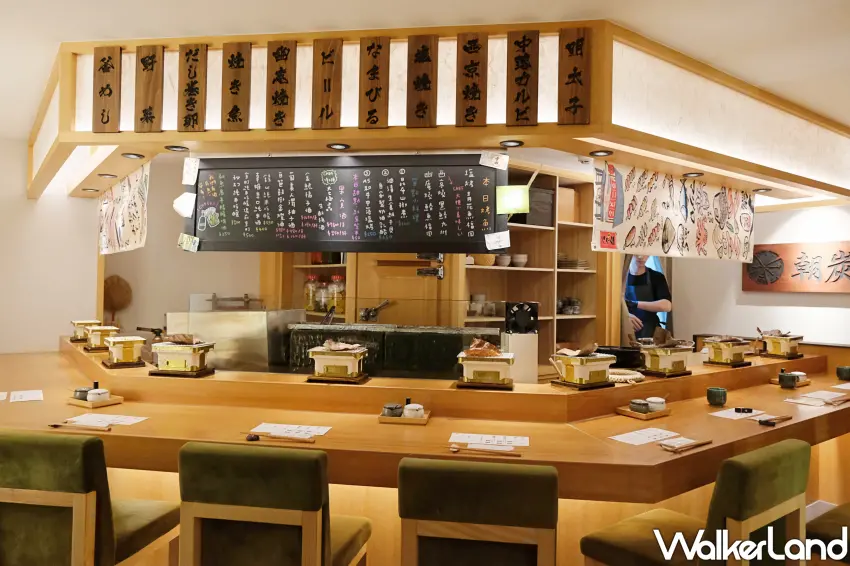 ▲日式烤魚定食「朝炭」以吧台位為主,讓大家等餐的時候可以看到主廚現場烤魚。(攝影:鄭雅之)