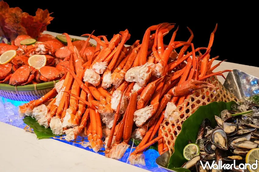▲備受矚目的「集鮮．碼頭」彷彿置身濱海漁港，提供多款冰鎮海鮮；假日餐期更加碼鮮甜飽滿的雪蟹腳及毛蟹腳無限享用。圖／COZZI Blu和逸飯店‧桃園館提供；窩客島整理