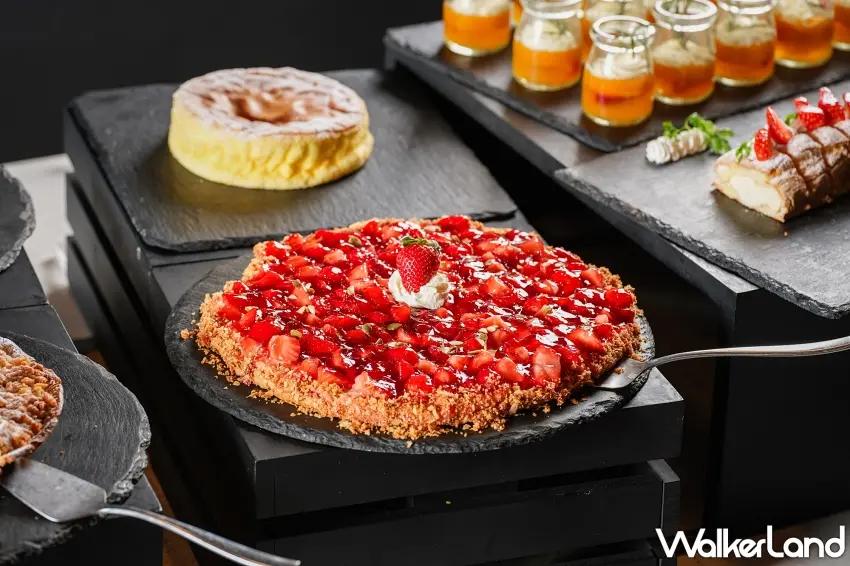 ▲「蜜境．漫遊」甜點區獻上季節限定特典，本季以繽紛吸睛的「草莓盛宴」為主題，交織出專屬冬日的甜美儀式感。圖／COZZI Blu和逸飯店‧桃園館提供；窩客島整理