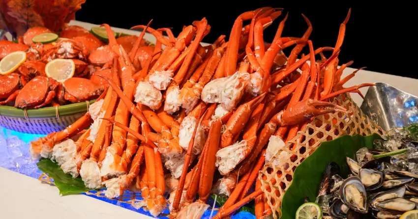 桃園最強Buffet進化！和逸飯店「逸市集」8大主題餐區全新菜單，假日加碼雪蟹腳吃到飽。