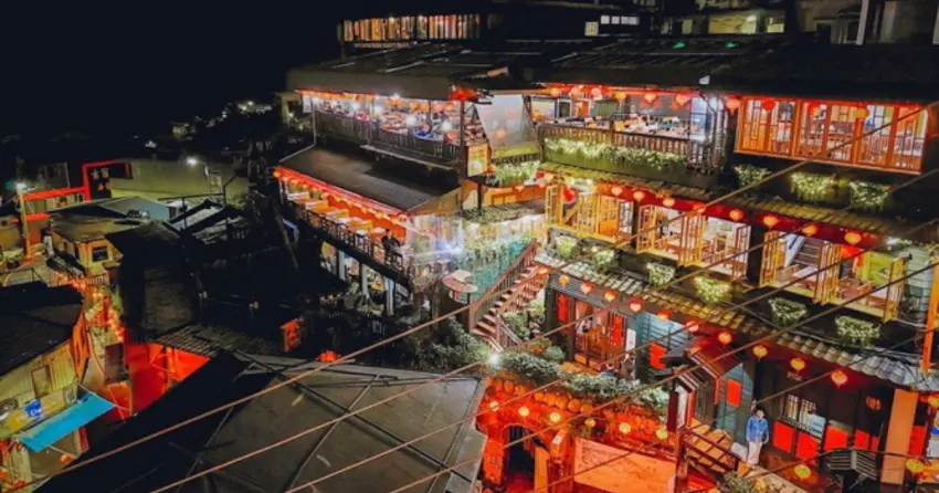 ▲九份經典的紅燈籠在夜晚點亮，山城巷弄散發出迷幻的神祕美感，是走春不容錯過的景緻。