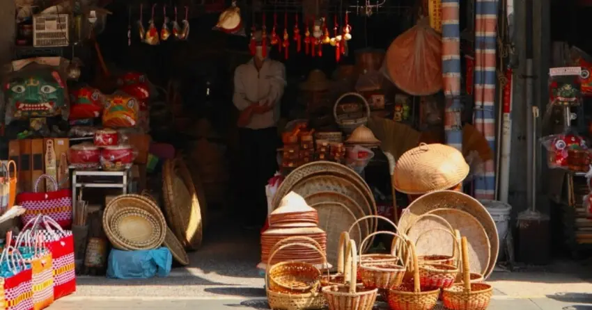 ▲想感受充滿手工溫度與復古情懷的台式浪漫，春節走訪北港老街時不妨放慢腳步，走進這些小店細細挑選。