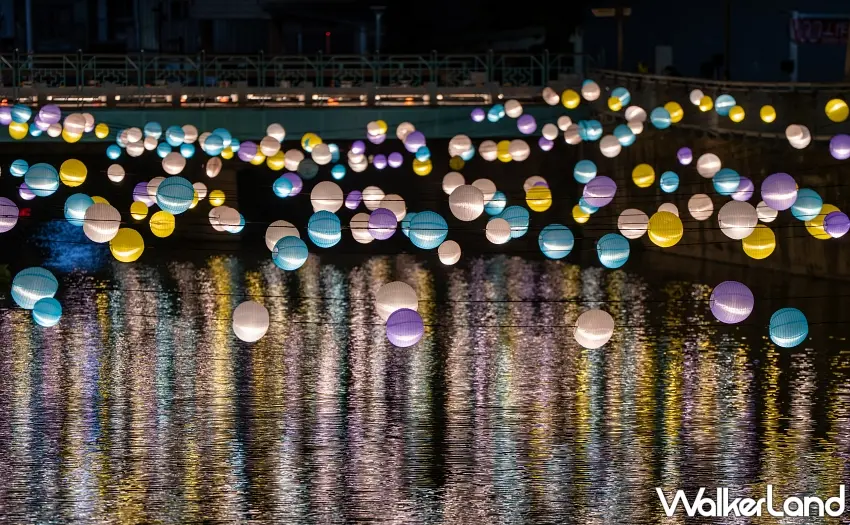 ▲圓形光球點亮月津港河面，如星辰般在夜色中起伏。 圖／都市藝術工作室提供；窩客島整理