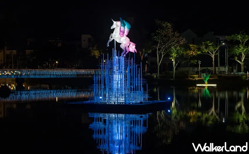 ▲天馬獸矗立於水中央，純淨藍光倒映出神話般的壯麗氛圍。 圖／森岡厚次提供；窩客島整理