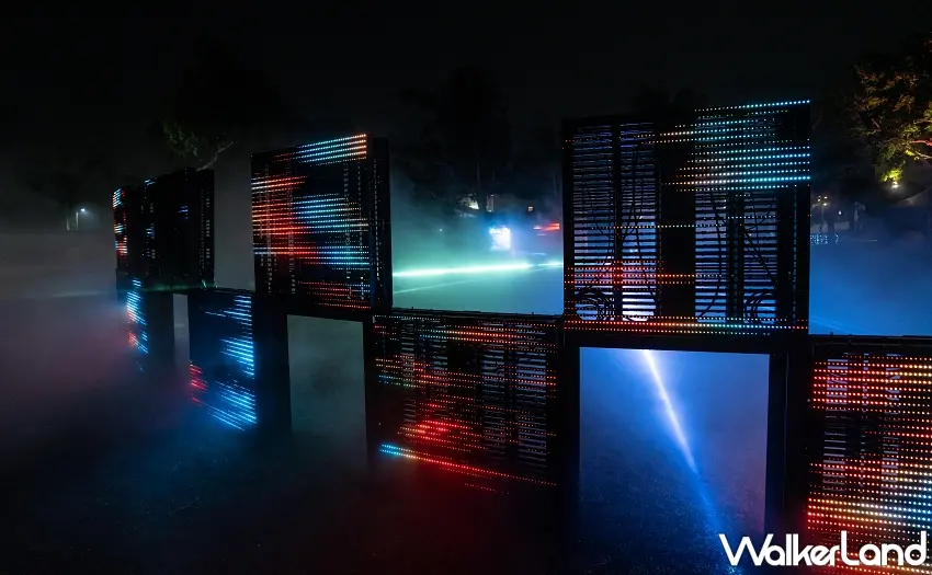 ▲結合光影與煙霧的互動藝術，重新詮釋鹽水蜂炮的視覺震撼。 圖／黑川互動媒體藝術提供；窩客島整理