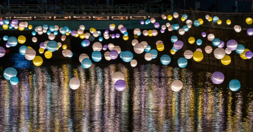 2026月津港燈節2/7開幕雲！端光景60組光影藝術漂浮鹽水，展期、交通、亮點全攻略。