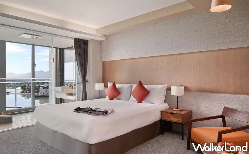 ▲客房擁有大片窗景，能一邊泡澡一邊眺望龜山島與蘭陽平原美景。圖／綠舞國際觀光飯店提供；窩客島整理