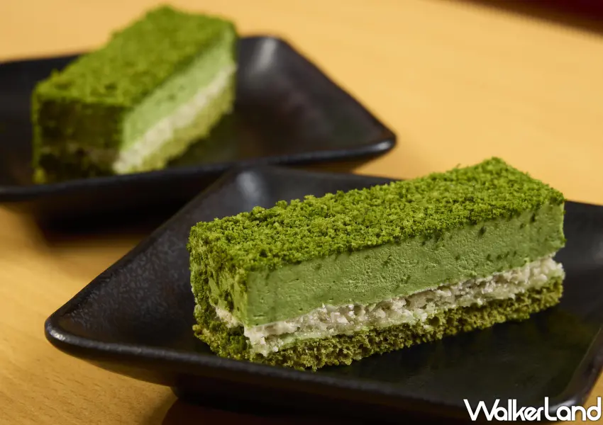 ▲壽司郎必吃甜點新品「日本森半抹茶冰淇淋蛋糕」，底部搭配脆口蛋白霜餅乾與抹茶蛋糕碎增添口感。