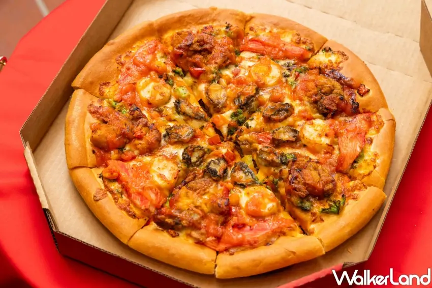 ▲必勝客金皇軟殼蟹鮑魚比薩集結軟殼蟹、鮑魚與干貝，整張比薩鋪滿海鮮，份量感十足。