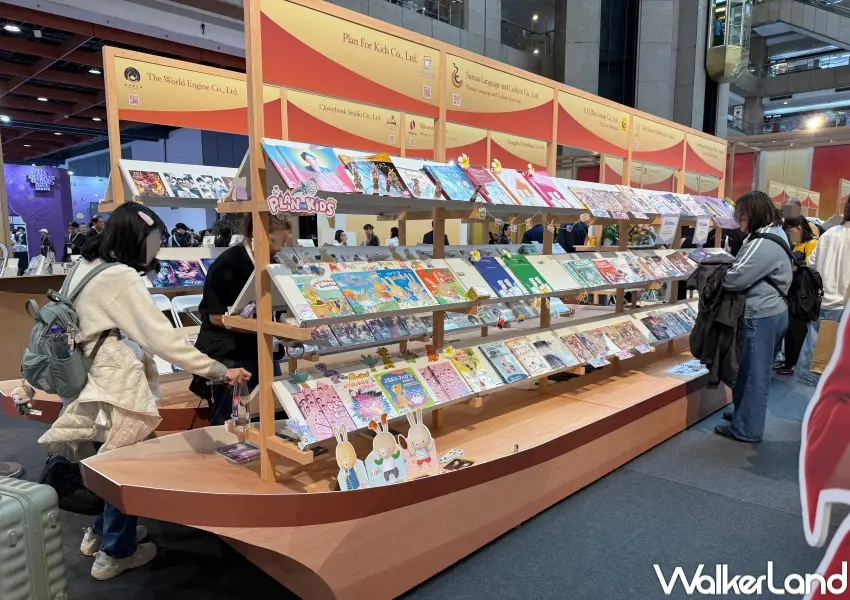 ▲2026台北國際書展七大主題館！今年主題國泰國主題館以手搖舢舨船造型書架，打造成泰國水上市集的模樣。(攝影：鄭亦庭)