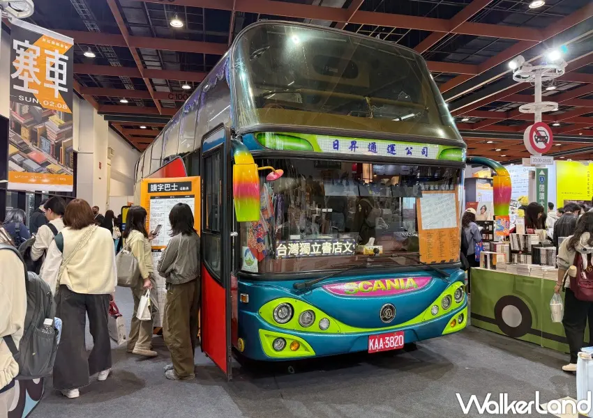 ▲2026台北國際書展八大書區！公民書區直接在遊覽車裡舉辦座談活動。(攝影：鄭亦庭)