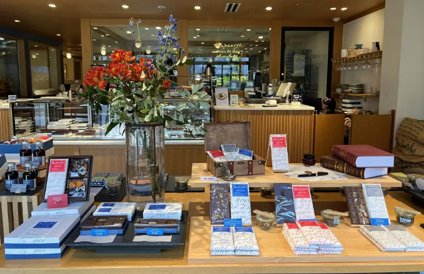 ▲巧克力包裝標示著坦尚尼亞、秘魯、馬達加斯加等可可豆產地，宛如一座可可豆的博物館。