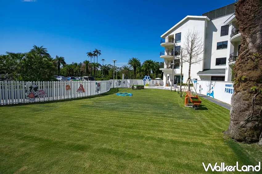 ▲「威斯汀毛孩樂園」擁有與自然山嵐交織的寬闊草地，讓毛孩能盡情奔跑探索。 圖／大溪笠復威斯汀提供；窩客島整理