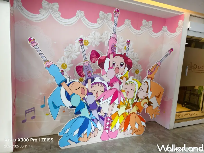 ▲走進FANFANS CAFÉ即可看到小魔女DoReMi角色牆面與魔幻舞台拍照區。（攝影：張人尹）
